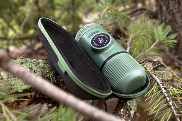 Tragbare Espressomaschine WACACO Nanopresso moss green inkl. Case, Bild 2