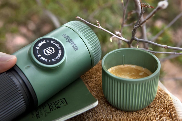 Tragbare Espressomaschine WACACO Nanopresso moss green inkl. Case, Bild 3