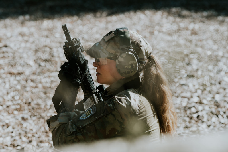 Frau mit Waffe